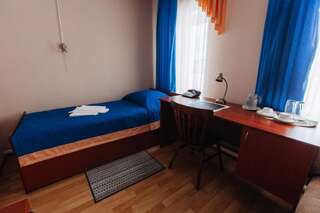 Гостиница Кают Компания Вельск Двухместный номер с 2 отдельными кроватями и дополнительной кроватью-4